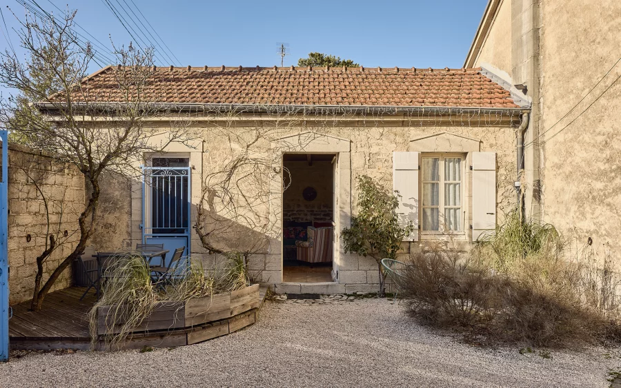 Façade de la maison de ville avec gîte et chambres d’hôtes à Poligny à vendre - Arrière-Cour, agence immobilière spécialisée dans le Jura