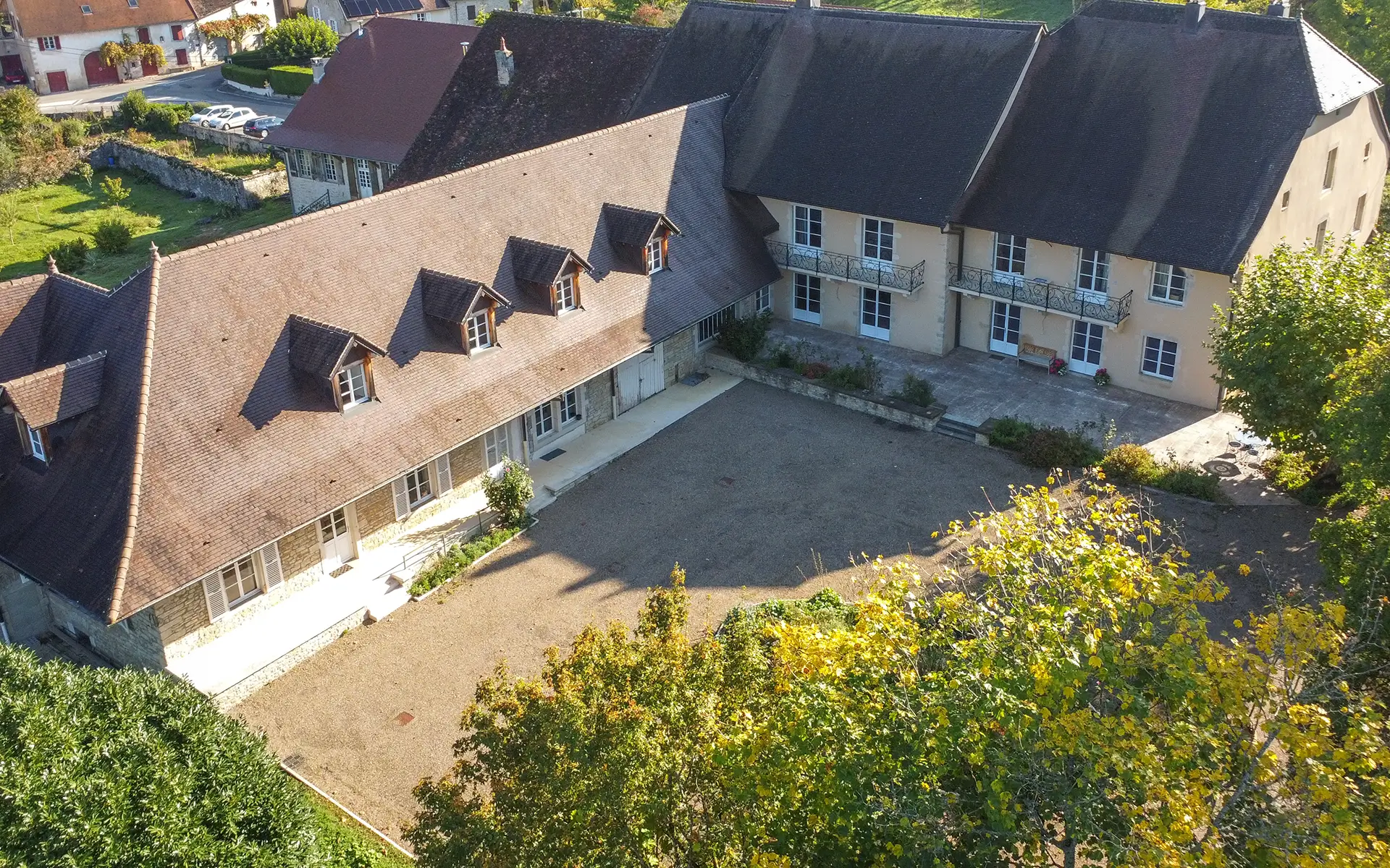 Façade de la maison vigneronne avec parc clos proche de la Château-Chalon à vendre - Arrière-Cour, agence immobilière spécialisée dans le Jura