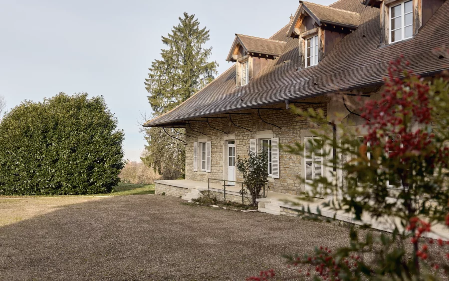 Façade de la maison vigneronne avec parc clos proche de la Château-Chalon à vendre - Arrière-Cour, agence immobilière spécialisée dans le Jura