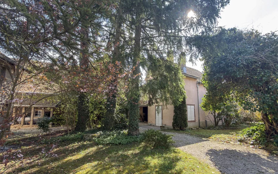 Jardin de la maison de caractère à Bussurel, proche de Montbéliard à vendre - Arrière-Cour, agence immobilière spécialisée en Haute-Saône