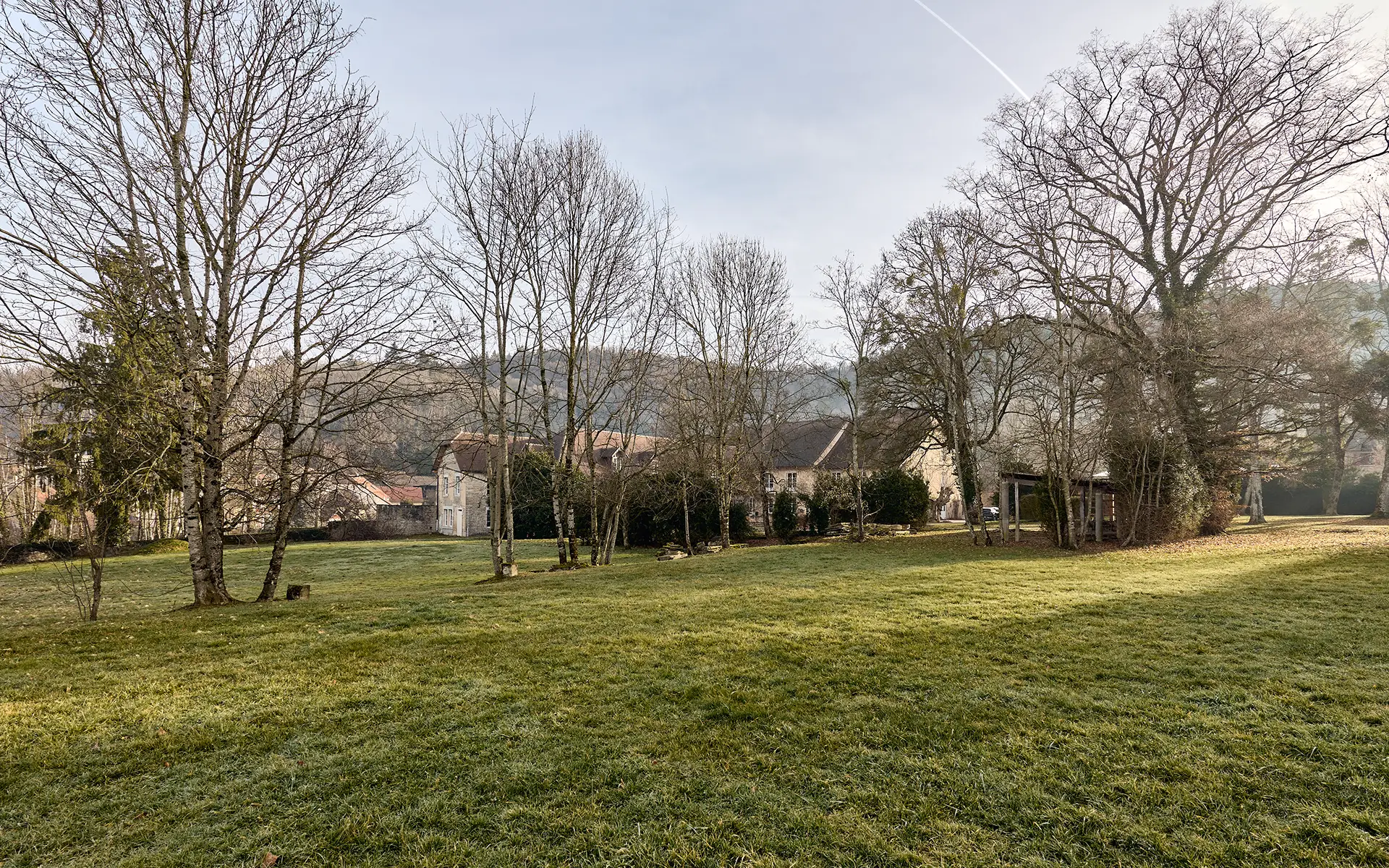 Jardin de la maison vigneronne avec parc clos proche de la Château-Chalon à vendre - Arrière-Cour, agence immobilière spécialisée dans le Jura