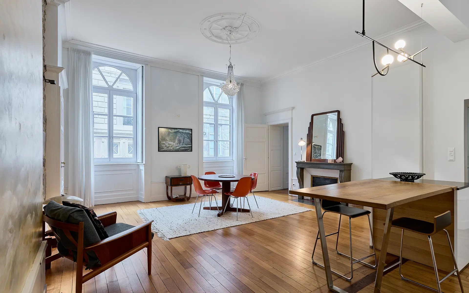 Pièce à vivre de l'appartement de caractère au centre-ville de Besançon à vendre - Arrière-Cour, agence immobilière spécialisée dans le Doubs