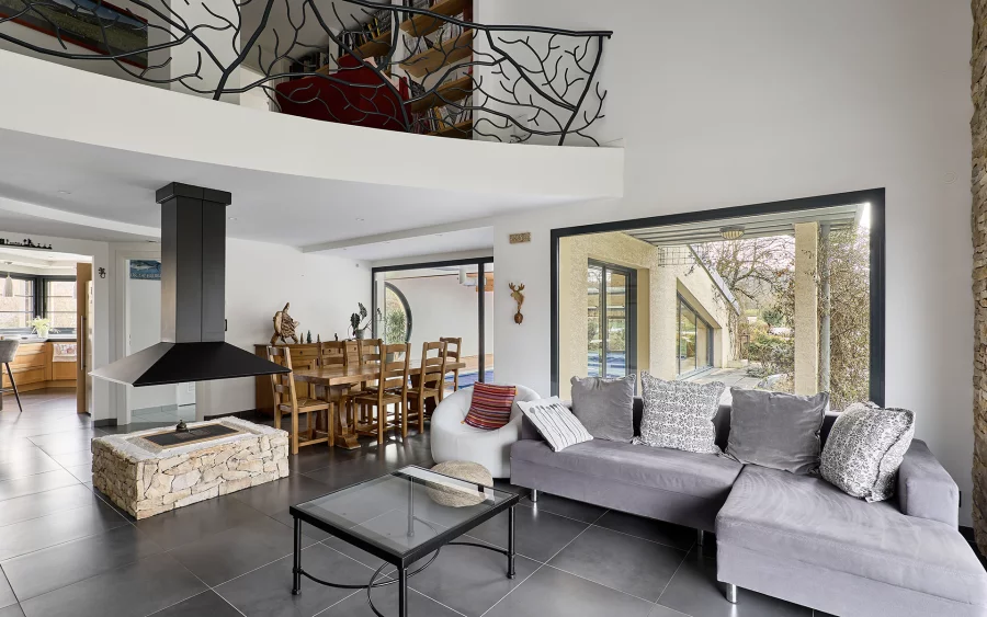 Pièce à vivre de la maison d’architecte à Glainans à vendre - Arrière-Cour, agence immobilière spécialisée dans le Doubs