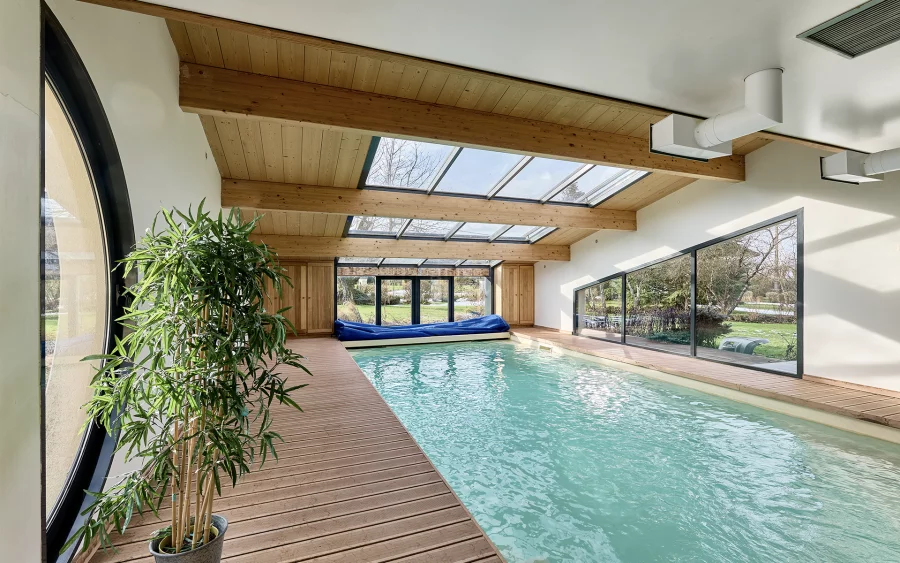Piscine intérieur de la maison d’architecte à Glainans à vendre - Arrière-Cour, agence immobilière spécialisée dans le Doubs