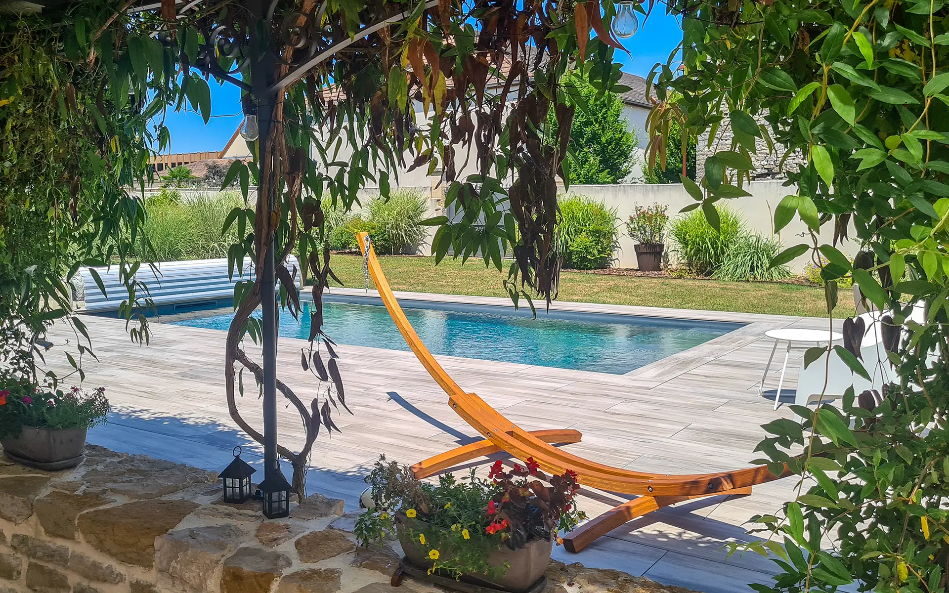 Piscine de la maison de caractère à Gilly les Cîteaux, au cœur de la Côte de Nuits à vendre - Arrière-Cour, agence immobilière spécialisée en Bourgogne