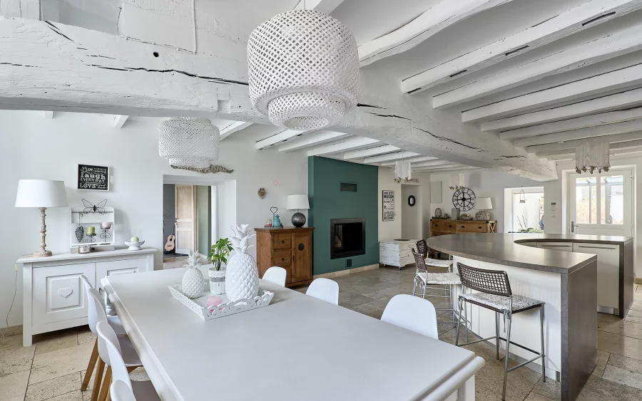 Salle à manger de la maison de caractère à Gilly les Cîteaux, au cœur de la Côte de Nuits à vendre - Arrière-Cour, agence immobilière spécialisée en Bourgogne