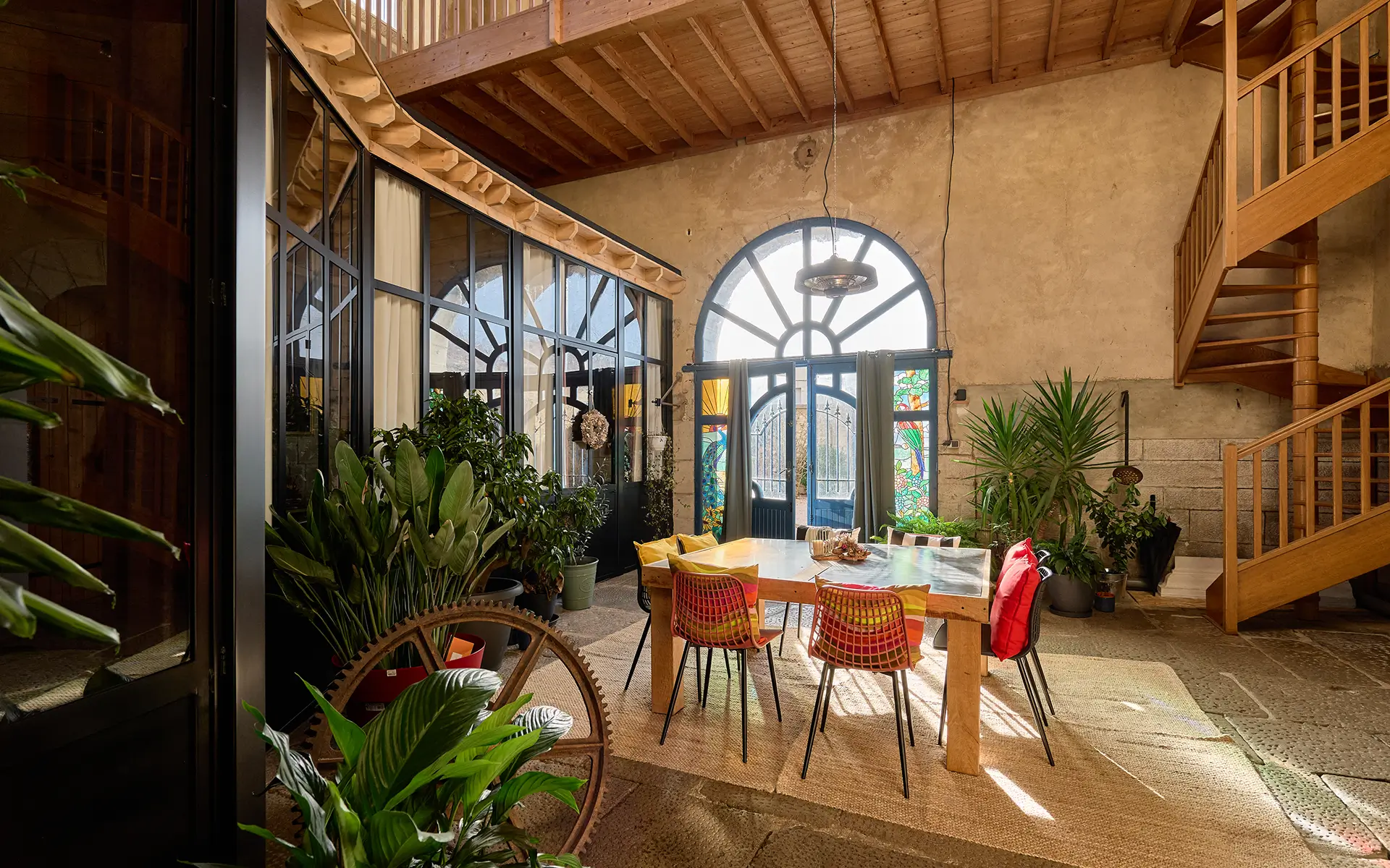 Salle à manger de la maison de ville avec gîte et chambres d’hôtes à Poligny à vendre - Arrière-Cour, agence immobilière spécialisée dans le Jura