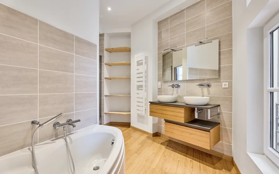 Salle de bain de l'appartement de caractère au centre-ville de Besançon à vendre - Arrière-Cour, agence immobilière spécialisée dans le Doubs