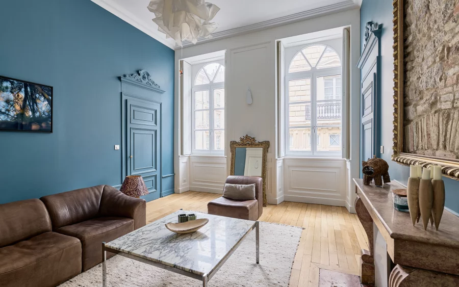 Salon de l'appartement de caractère au centre-ville de Besançon à vendre - Arrière-Cour, agence immobilière spécialisée dans le Doubs
