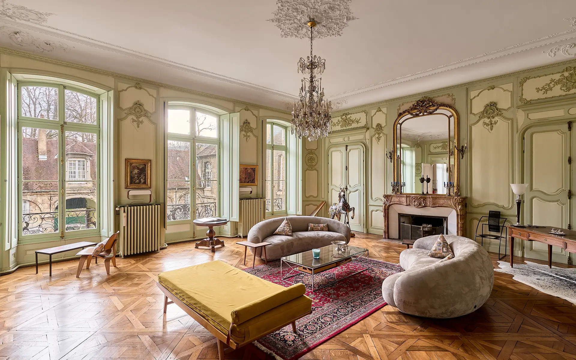 Salon de l'appartement haussmannien à Besançon à vendre - Arrière-Cour, agence immobilière spécialisée dans le Doubs