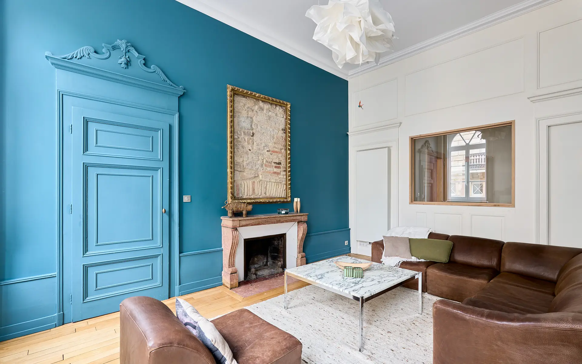 Salon lumineux l'appartement de caractère au centre-ville de Besançon à vendre - Arrière-Cour, agence immobilière spécialisée dans le Doubs