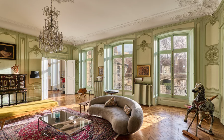 Salon de l'appartement haussmannien à Besançon à vendre - Arrière-Cour, agence immobilière spécialisée dans le Doubs