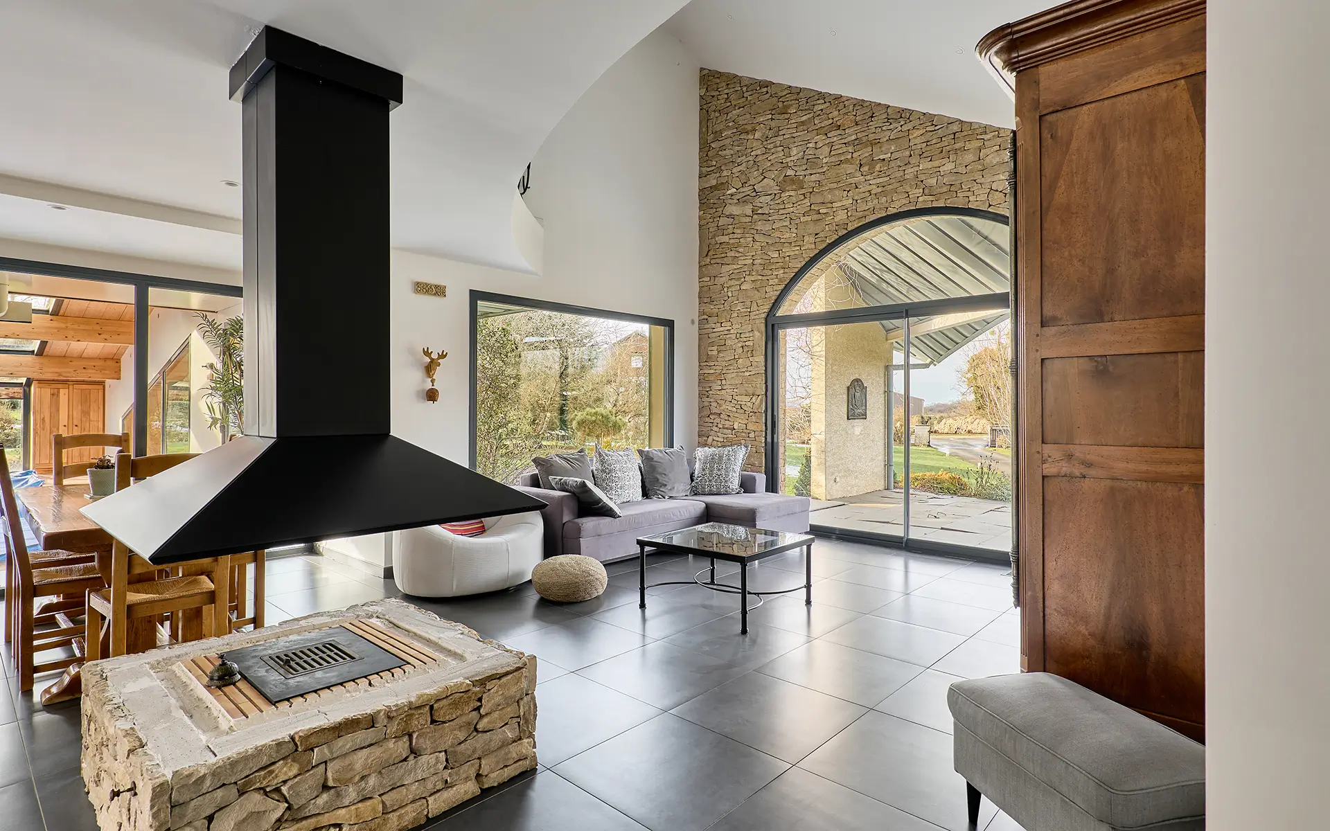 Salon lumineux de la maison d’architecte à Glainans à vendre - Arrière-Cour, agence immobilière spécialisée dans le Doubs