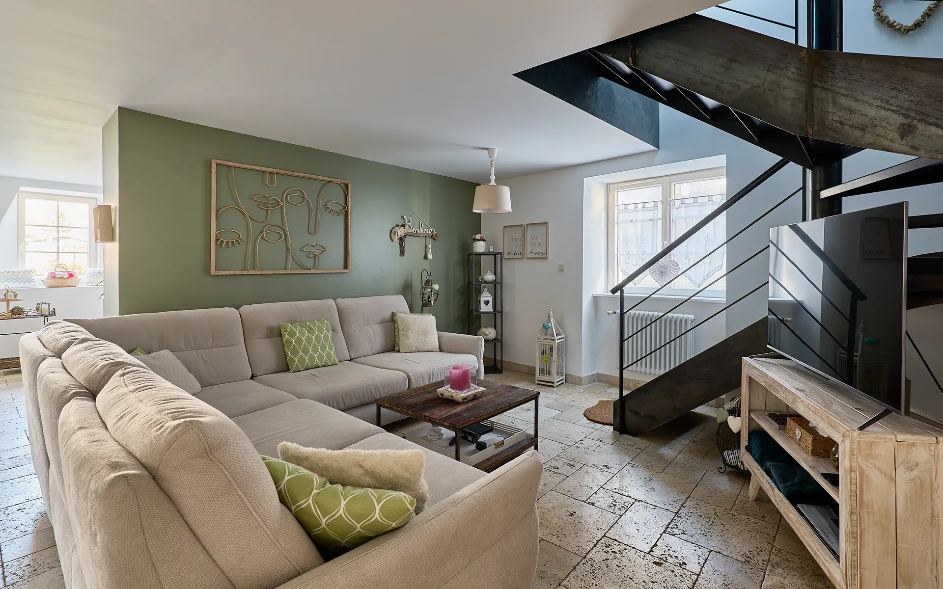 Salon de la maison de caractère à Gilly les Cîteaux, au cœur de la Côte de Nuits à vendre - Arrière-Cour, agence immobilière spécialisée en Bourgogne