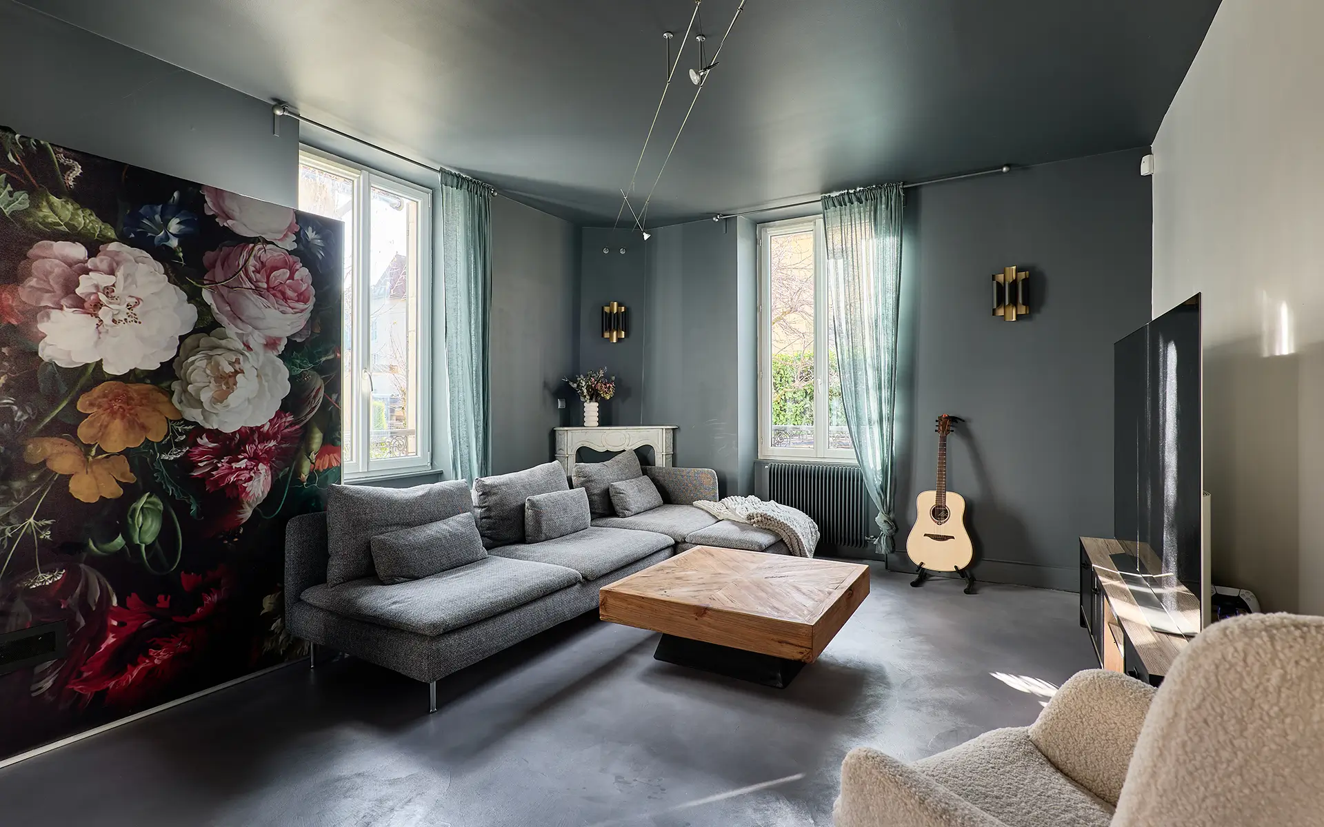 Salon de la maison de maître en centre-ville de Lons-le-Saunier à vendre - Arrière-Cour, agence immobilière spécialisée dans le Jura