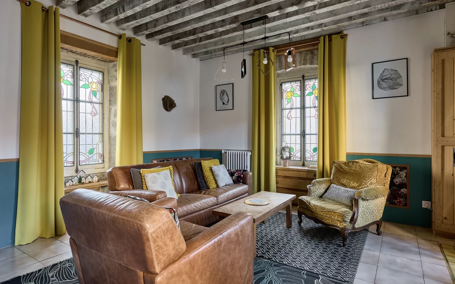 Salon de la maison de ville avec gîte et chambres d’hôtes à Poligny à vendre - Arrière-Cour, agence immobilière spécialisée dans le Jura