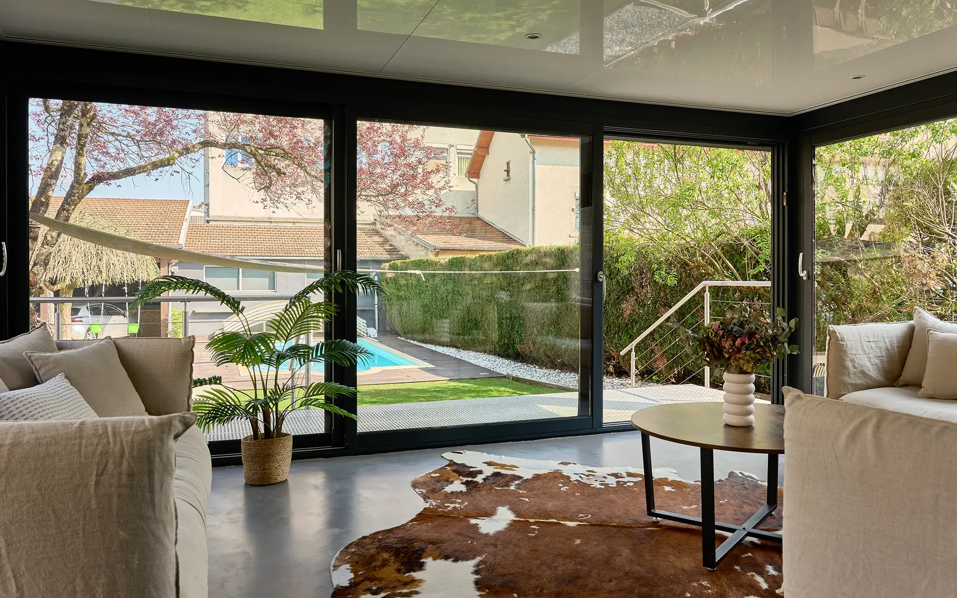 Salon vu sur le jardin de la maison de maître en centre-ville de Lons-le-Saunier à vendre - Arrière-Cour, agence immobilière spécialisée dans le Jura