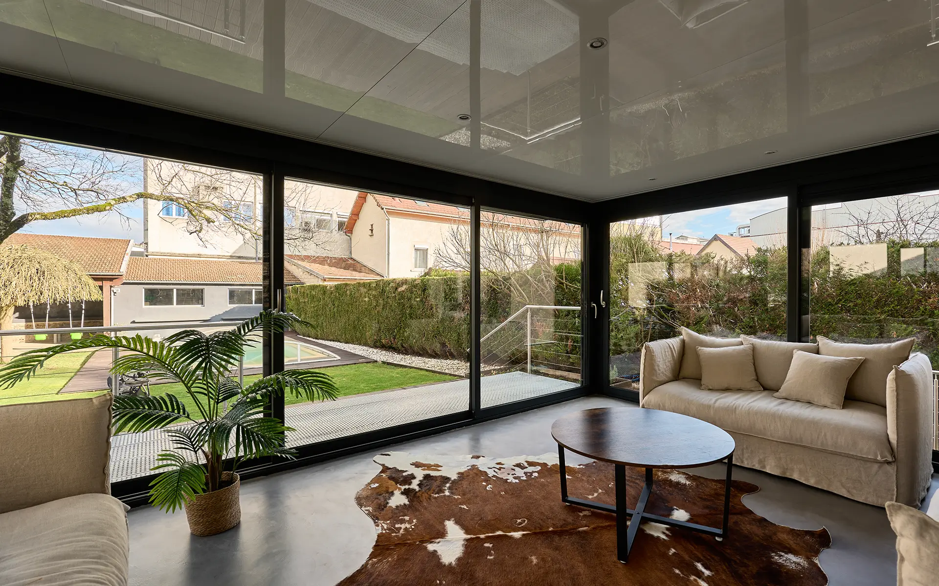 Salon vu sur le jardin de la maison de maître en centre-ville de Lons-le-Saunier à vendre - Arrière-Cour, agence immobilière spécialisée dans le Jura