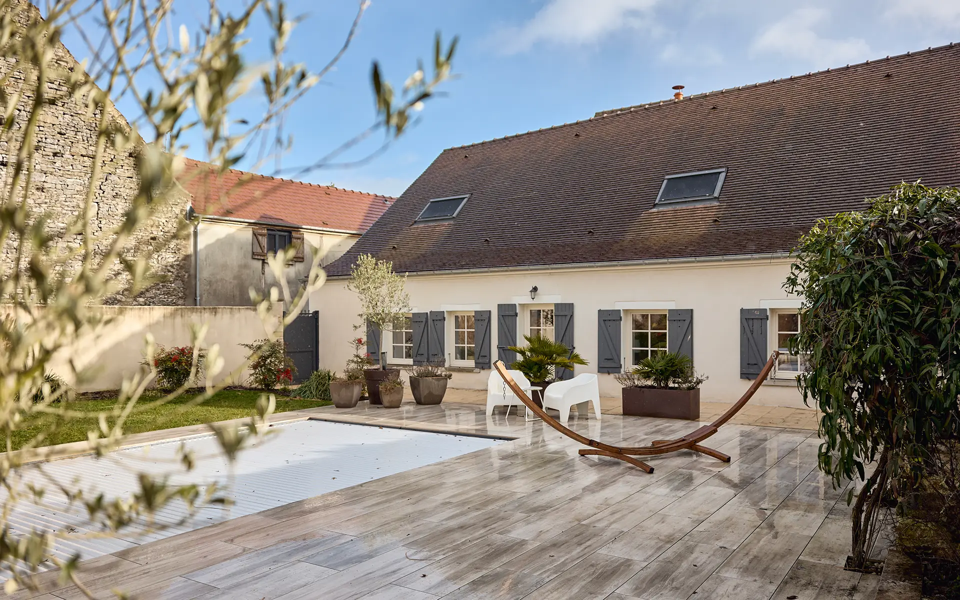 Terrasse et piscine de la maison de caractère à Gilly les Cîteaux, au cœur de la Côte de Nuits à vendre - Arrière-Cour, agence immobilière spécialisée en Bourgogne