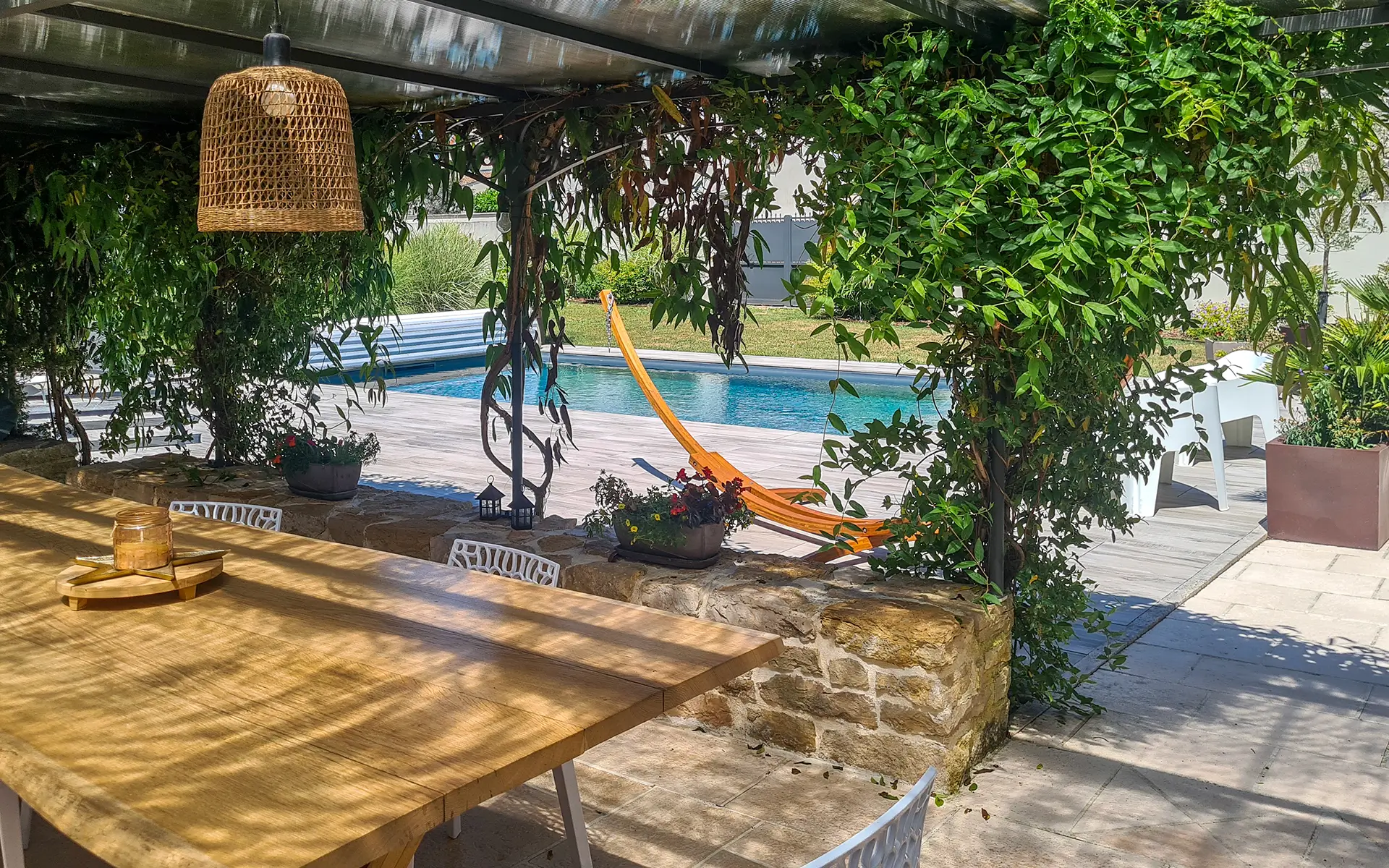 Terrasse et piscine de la maison de caractère à Gilly les Cîteaux, au cœur de la Côte de Nuits à vendre - Arrière-Cour, agence immobilière spécialisée en Bourgogne