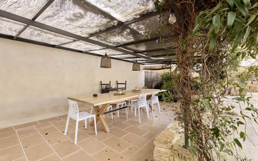 Terrasse de la maison de caractère à Gilly les Cîteaux, au cœur de la Côte de Nuits à vendre - Arrière-Cour, agence immobilière spécialisée en Bourgogne