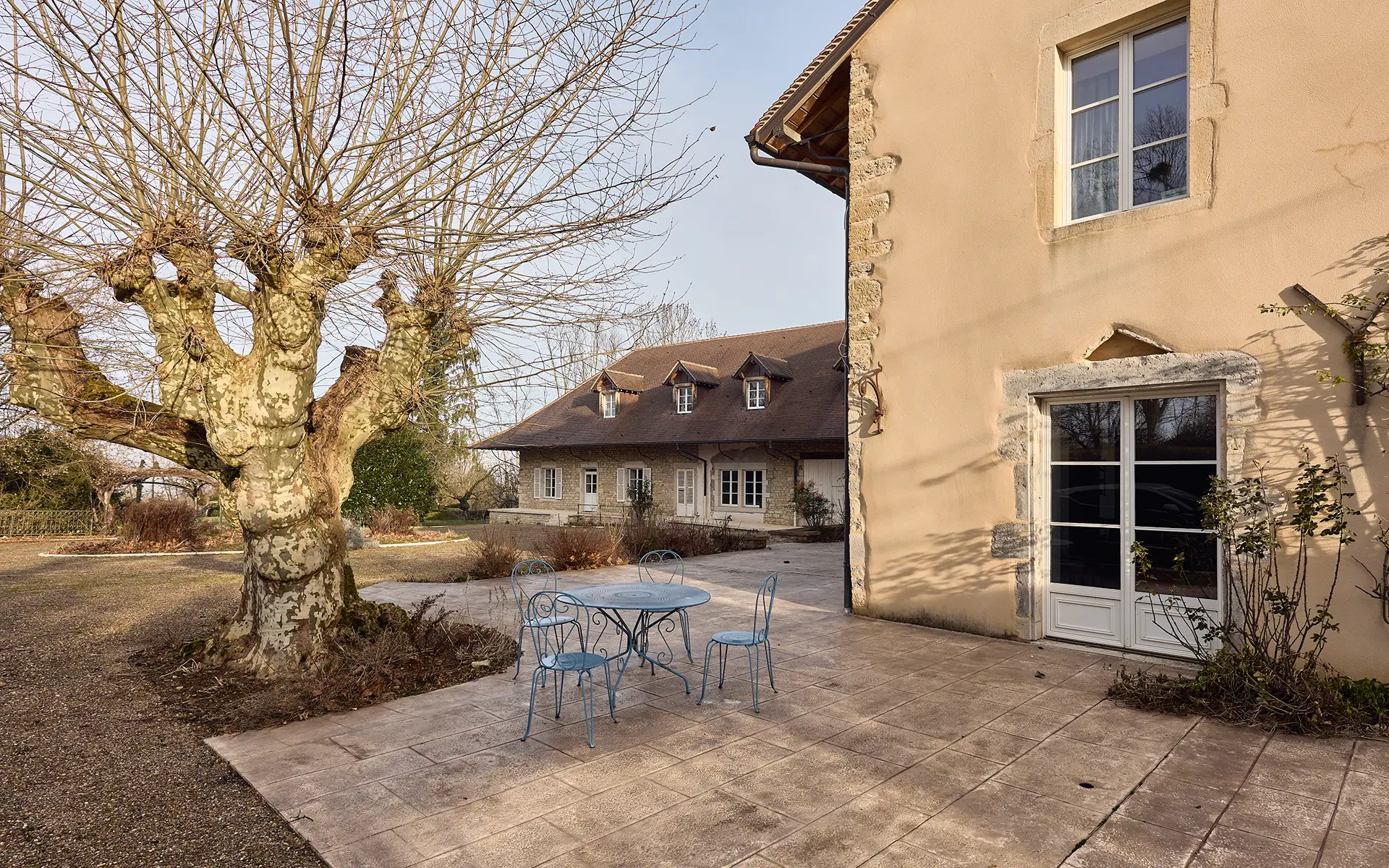 Terrasse de la maison vigneronne avec parc clos proche de la Château-Chalon à vendre - Arrière-Cour, agence immobilière spécialisée dans le Jura