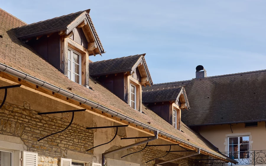Toiture de la maison vigneronne avec parc clos proche de la Château-Chalon à vendre - Arrière-Cour, agence immobilière spécialisée dans le Jura