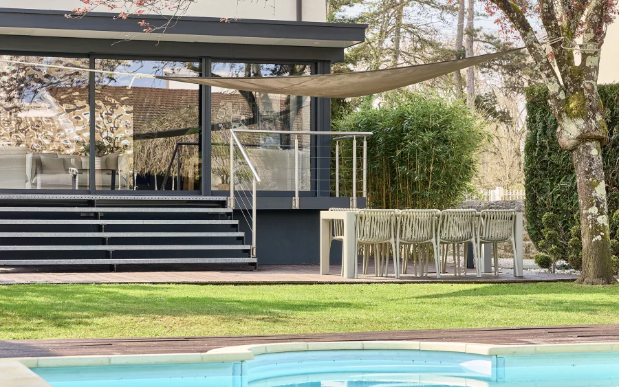 Véranda de la maison de maître en centre-ville de Lons-le-Saunier à vendre - Arrière-Cour, agence immobilière spécialisée dans le Jura
