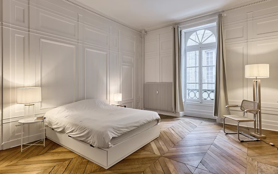 Chambre de l'appartement ancien au cœur de Besançon à vendre - Arrière-Cour, agence immobilière spécialisée dans le Doubs