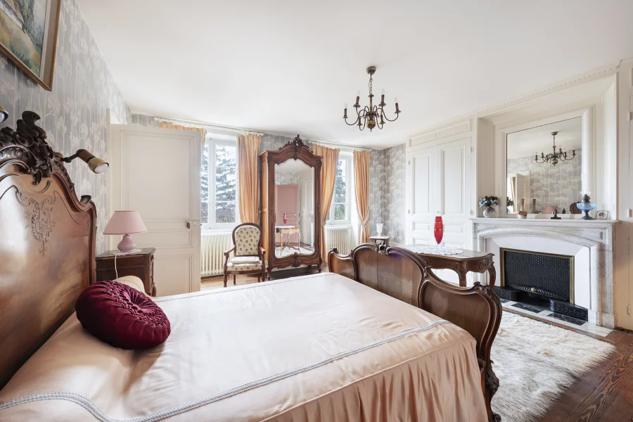 Chambre de la demeure bourgeoise au cœur du Beaujolais viticole à vendre - Arrière-Cour, agence immobilière spécialisée dans le Rhône