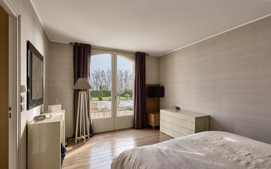 Chambre de la maison contemporaine avec piscine à Besançon à vendre - Arrière-Cour, agence immobilière spécialisée dans le Doubs