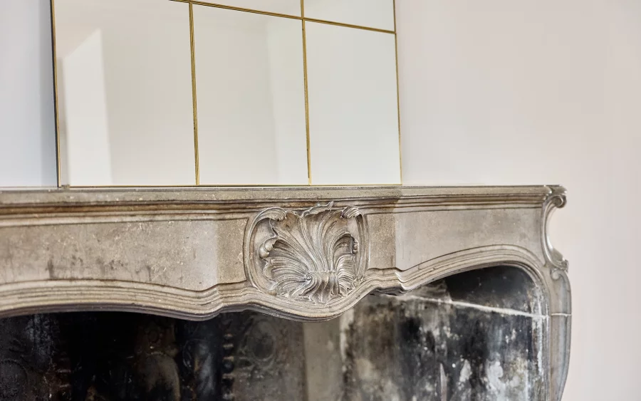 Cheminée de l'appartement ancien avec jardin dans le centre historique de Vesoul à vendre - Arrière-Cour, agence immobilière spécialisée en Haute-Saône