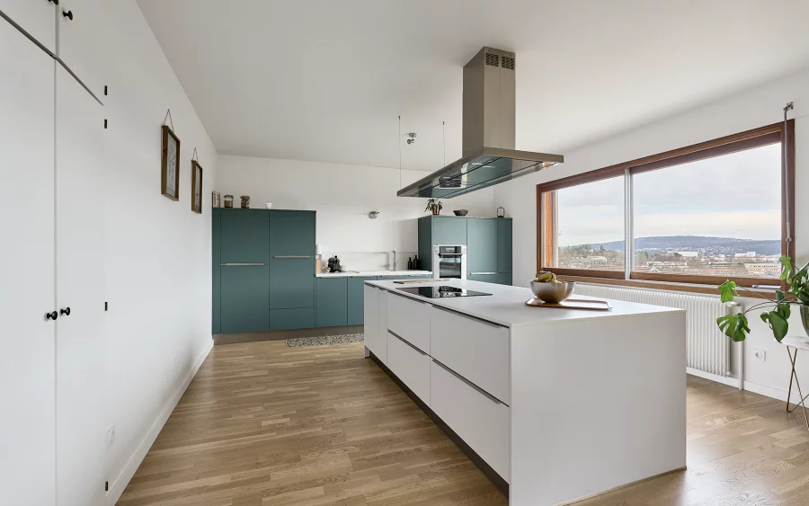 Coin repas de la maison avec piscine à Besançon à vendre - Arrière-Cour, agence immobilière spécialisée dans le Doubs