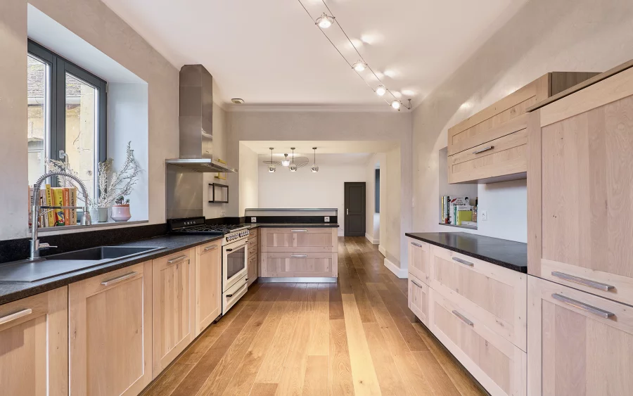 Cuisine de l'ensemble patrimonial au centre de Vesoul à vendre - Arrière-Cour, agence immobilière spécialisée en Haute-Saône