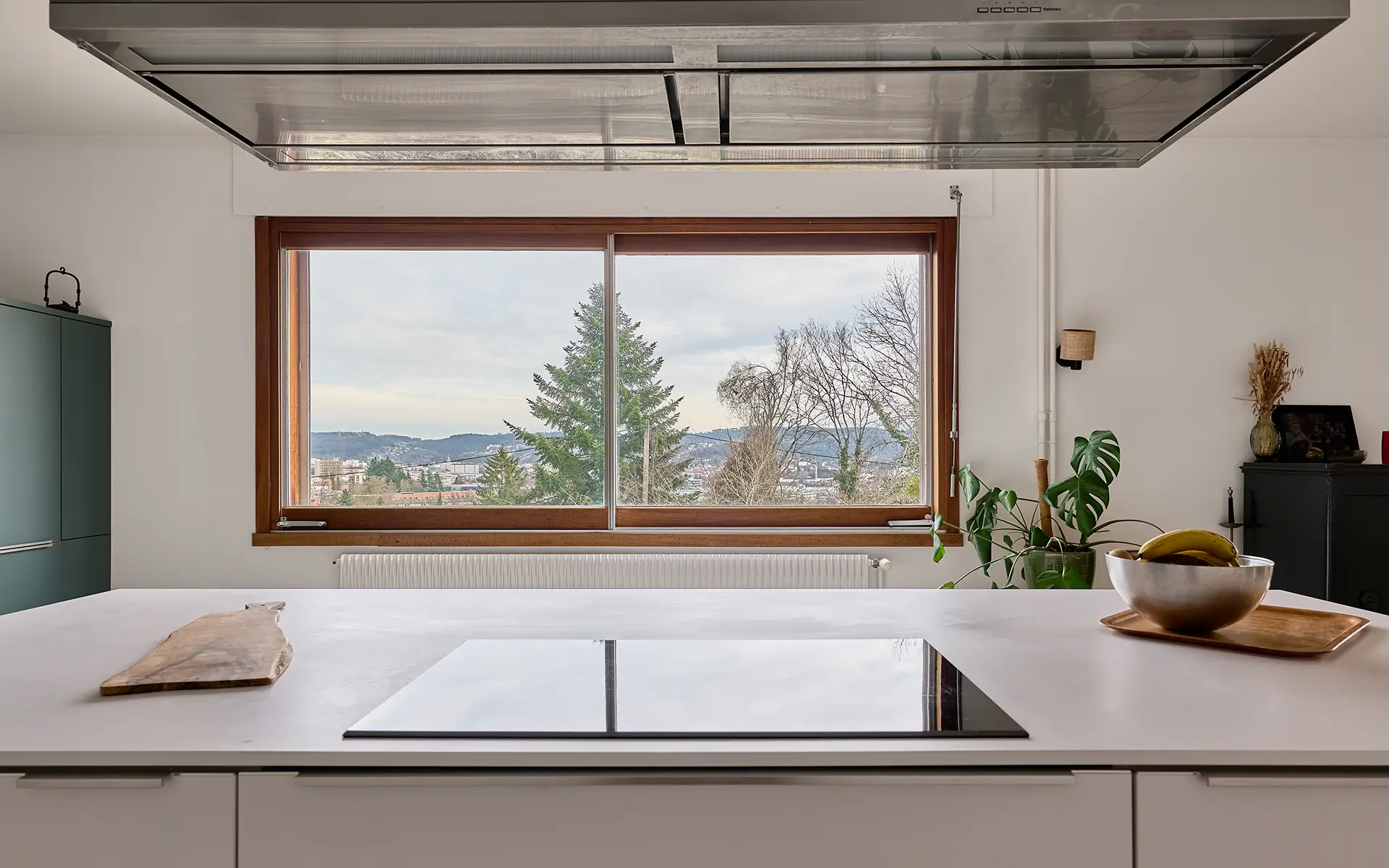 Cuisine de la maison avec piscine à Besançon à vendre - Arrière-Cour, agence immobilière spécialisée dans le Doubs