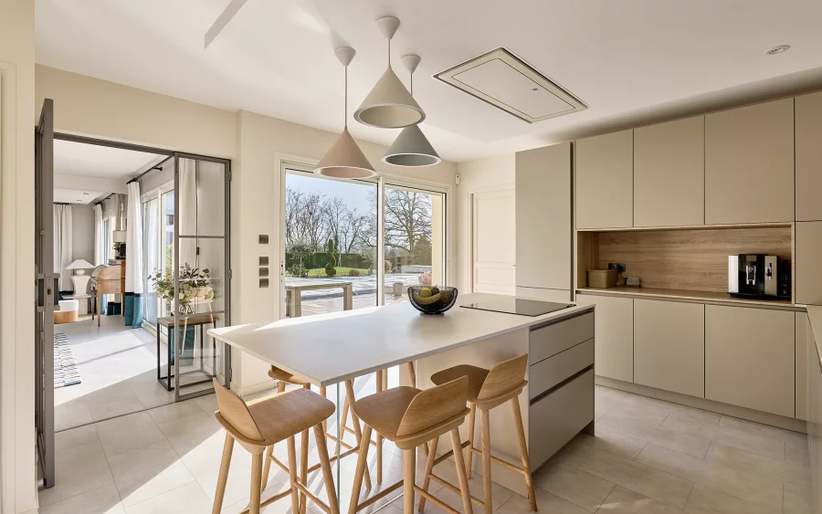 Cuisine de la maison contemporaine avec piscine à Besançon à vendre - Arrière-Cour, agence immobilière spécialisée dans le Doubs