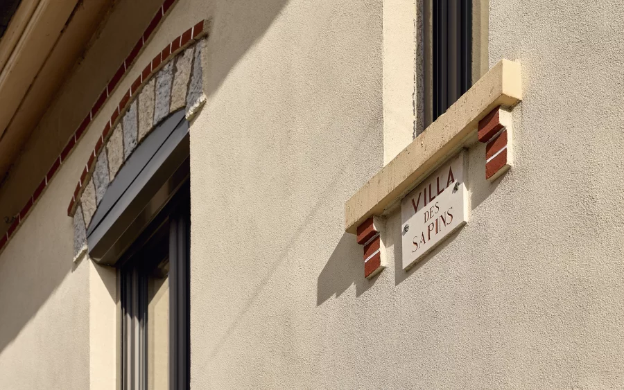 Détail de la façade de la maison de ville aux Chaprais à Besançon à vendre - Arrière-Cour, agence immobilière spécialisée dans le Doubs