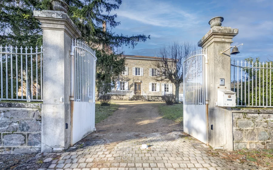 Entrée de la demeure bourgeoise au cœur du Beaujolais viticole à vendre - Arrière-Cour, agence immobilière spécialisée dans le Rhône
