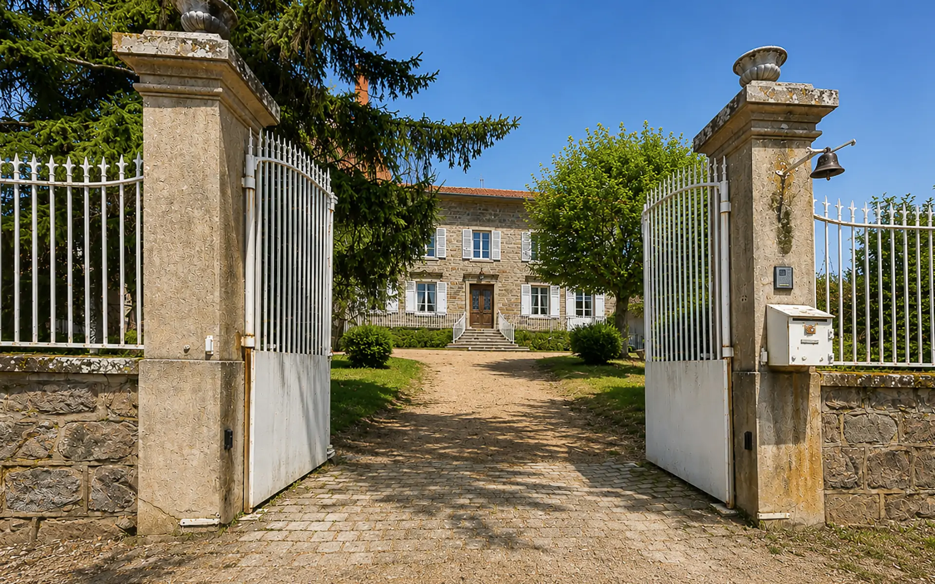 Entrée de la demeure bourgeoise au cœur du Beaujolais viticole à vendre - Arrière-Cour, agence immobilière spécialisée dans le Rhône