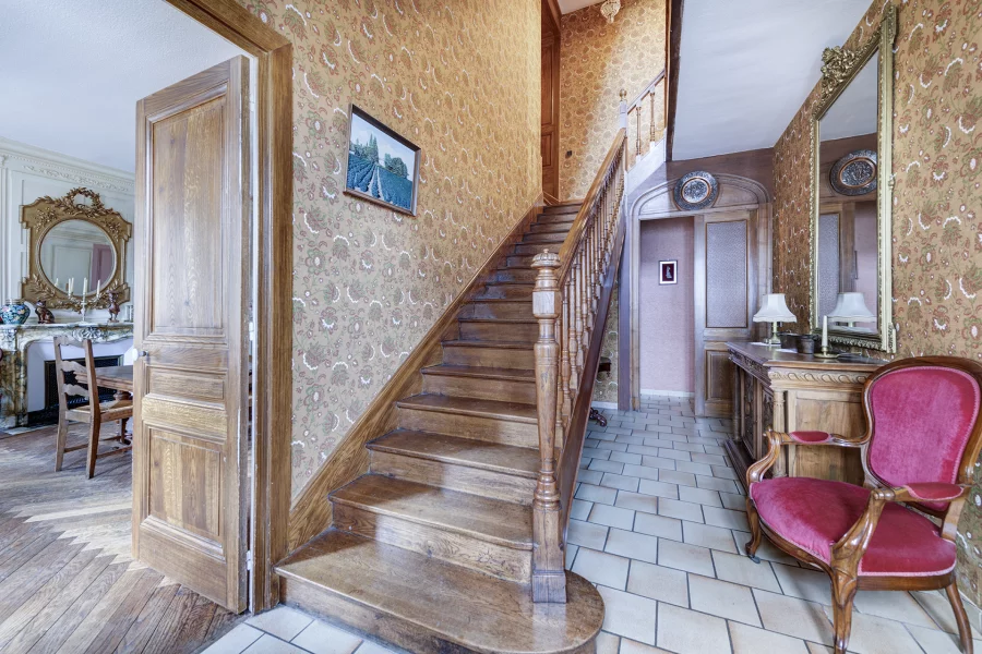 Entrée de la demeure bourgeoise au cœur du Beaujolais viticole à vendre - Arrière-Cour, agence immobilière spécialisée dans le Rhône