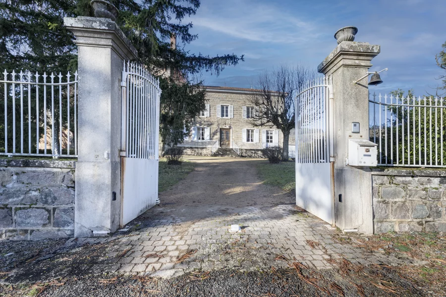 Entrée principale de la demeure bourgeoise au cœur du Beaujolais viticole à vendre - Arrière-Cour, agence immobilière spécialisée dans le Rhône
