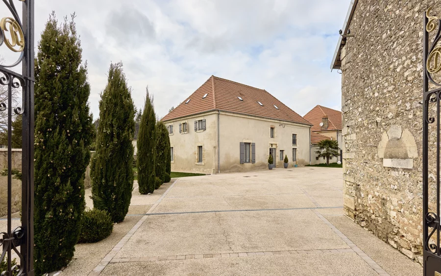 Entrée du vaste domaine de caractère en Haute-Saône à vendre - Arrière-Cour, agence immobilière spécialisée en Haute-Saône