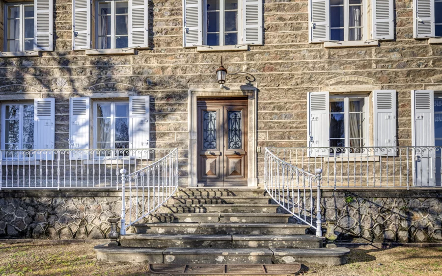 Escalier de la demeure bourgeoise au cœur du Beaujolais viticole à vendre - Arrière-Cour, agence immobilière spécialisée dans le Rhône