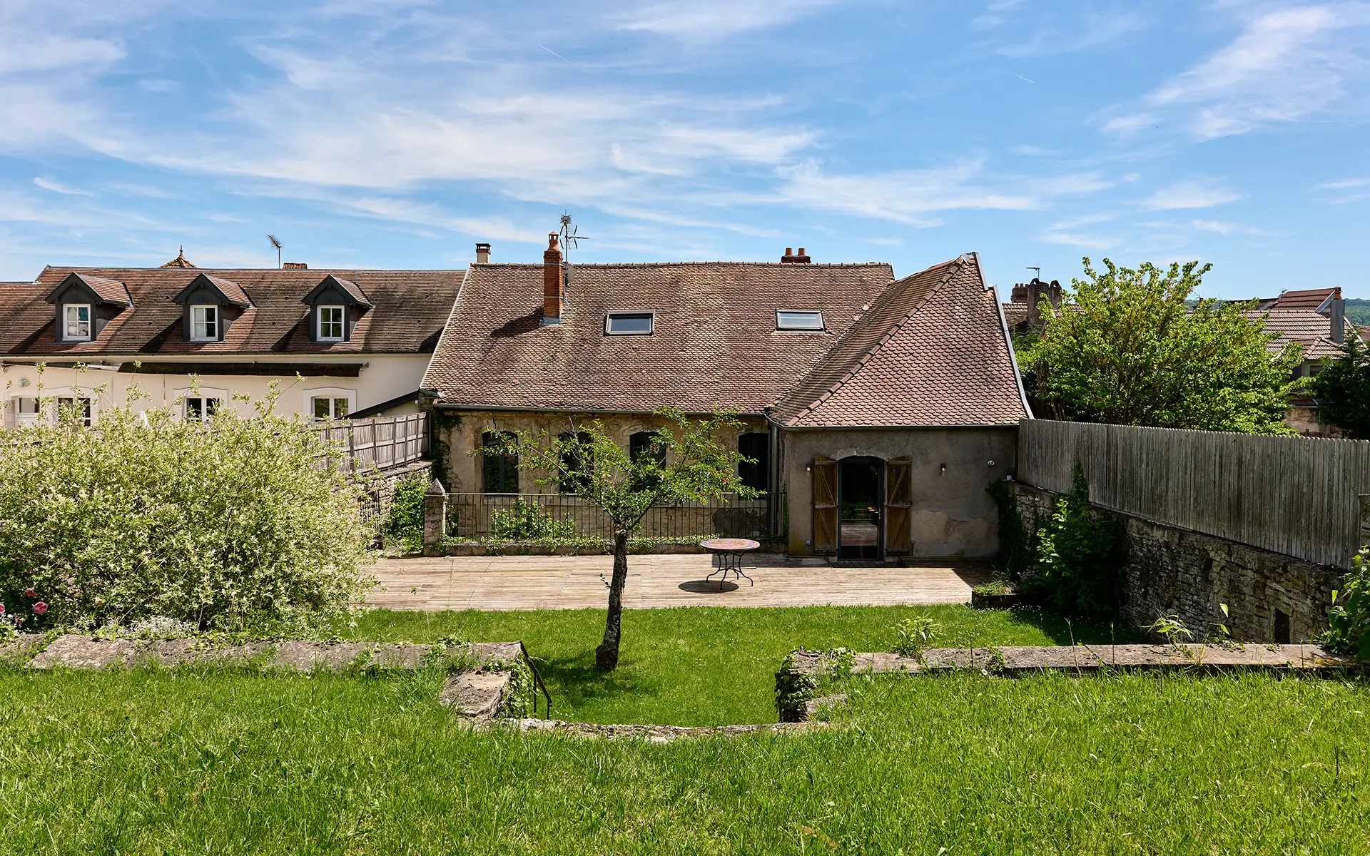 Façade de l'ensemble patrimonial au centre de Vesoul à vendre - Arrière-Cour, agence immobilière spécialisée en Haute-Saône