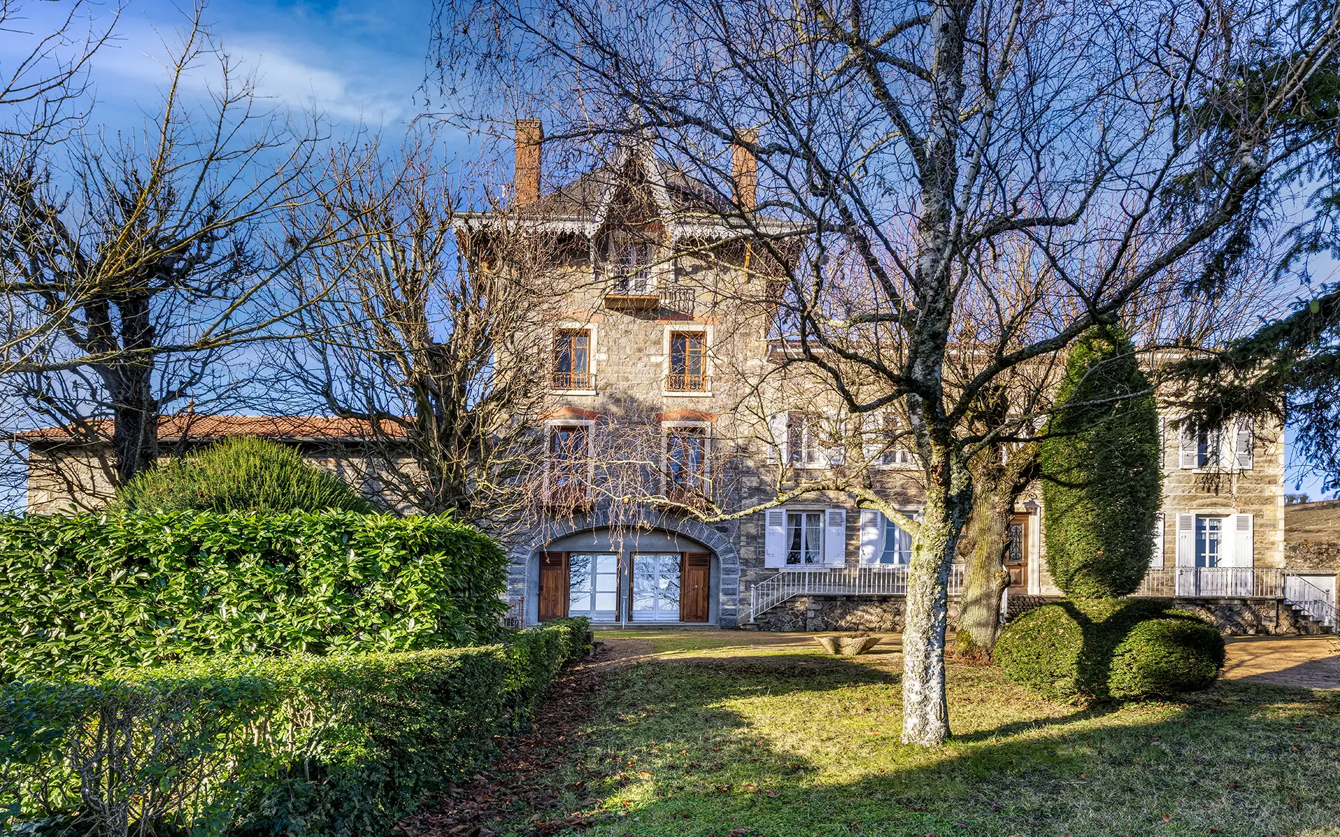 Façade de la demeure bourgeoise au cœur du Beaujolais viticole à vendre - Arrière-Cour, agence immobilière spécialisée dans le Rhône