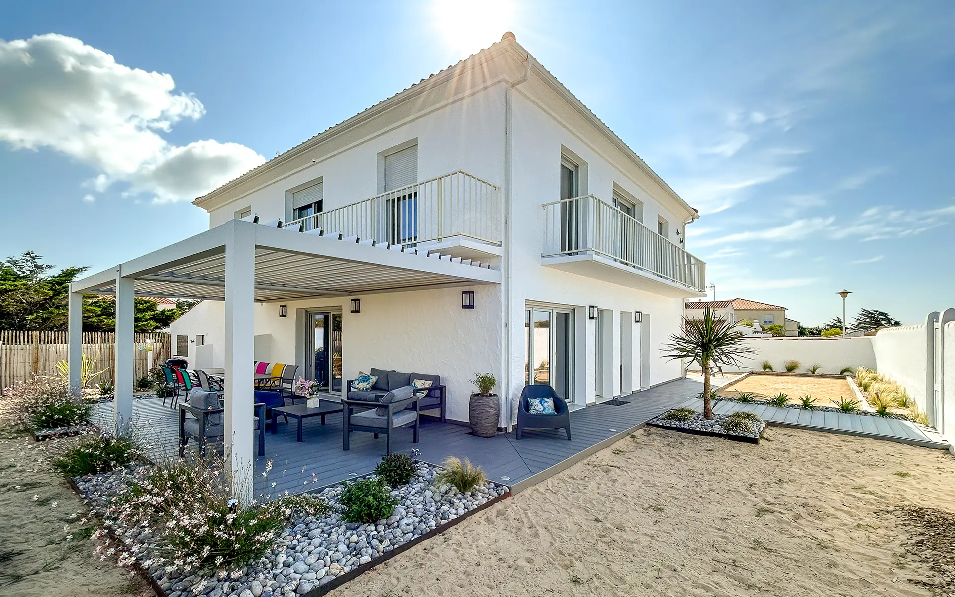 Façade et jardin de la villa en front de mer à Noirmoutier à vendre - Arrière-Cour, agence immobilière spécialisée en Vendée