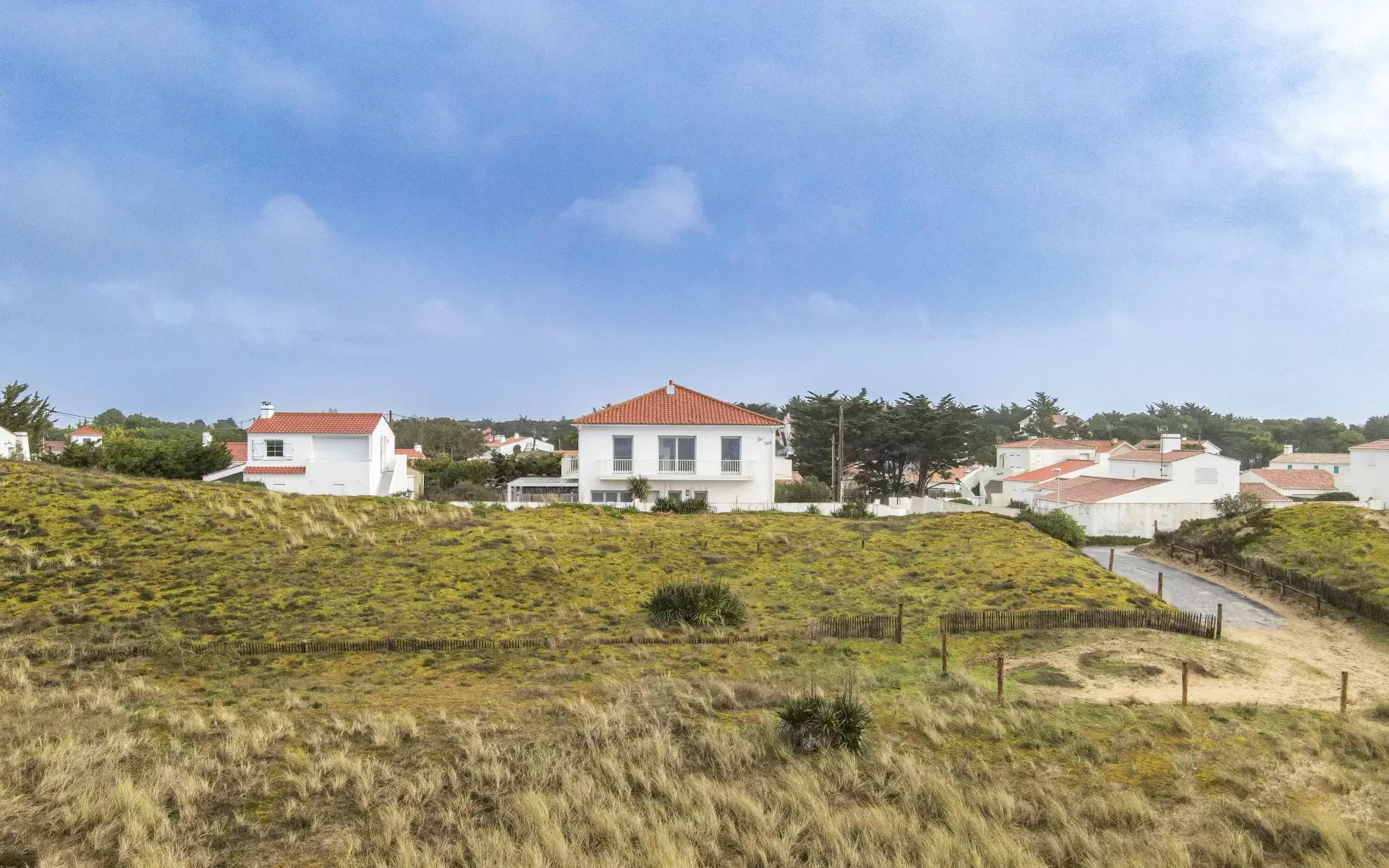 Façade et nature de la villa en front de mer à Noirmoutier à vendre - Arrière-Cour, agence immobilière spécialisée en Vendée
