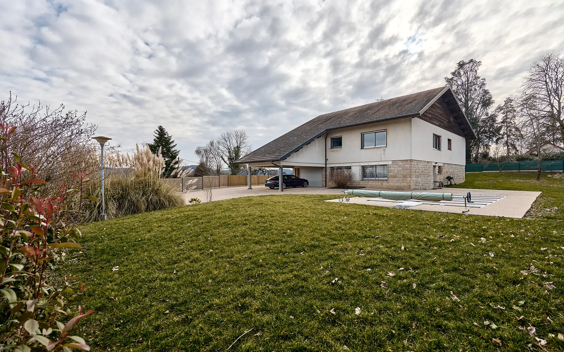 Façade et piscine de la maison avec piscine à Besançon à vendre - Arrière-Cour, agence immobilière spécialisée dans le Doubs