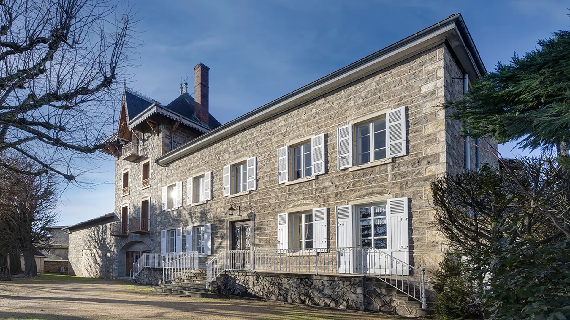 Façade et verdure de la demeure bourgeoise au cœur du Beaujolais viticole à vendre - Arrière-Cour, agence immobilière spécialisée dans le Rhône