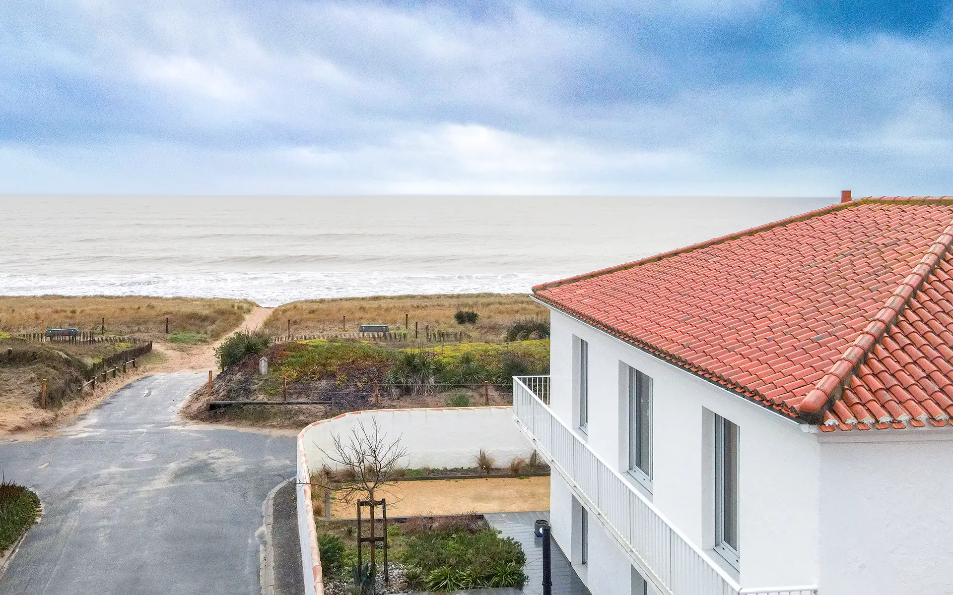 Façade et vue sur l'océan de la villa en front de mer à Noirmoutier à vendre - Arrière-Cour, agence immobilière spécialisée en Vendée